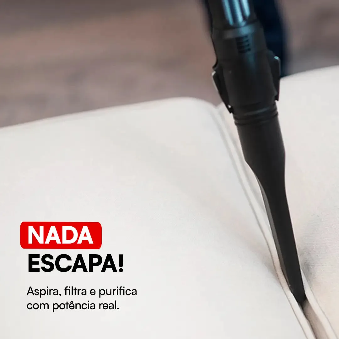 Bico chato passando na fresta entre o assento e o encosto de um sofá branco